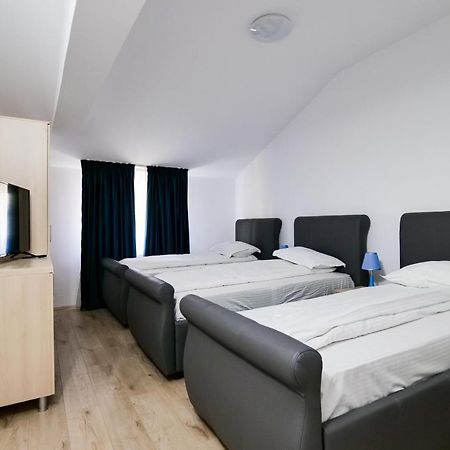 Hotel Ema&Zain Bukares Bagian luar foto