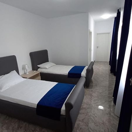 Hotel Ema&Zain Bukares Bagian luar foto