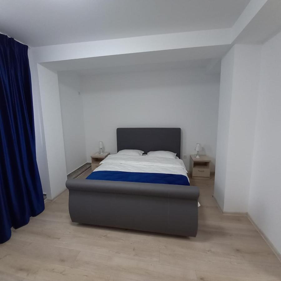 Hotel Ema&Zain Bukares Bagian luar foto