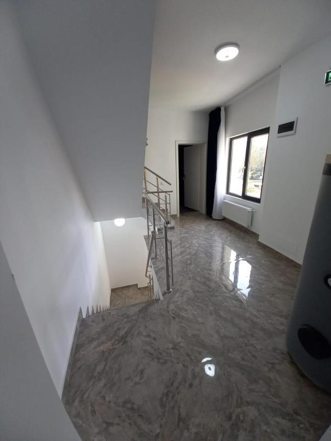 Hotel Ema&Zain Bukares Bagian luar foto