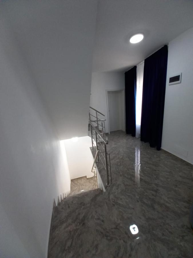 Hotel Ema&Zain Bukares Bagian luar foto