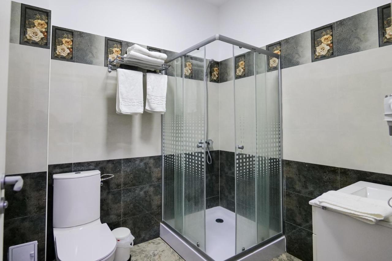Hotel Ema&Zain Bukares Bagian luar foto