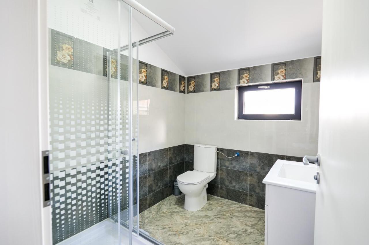 Hotel Ema&Zain Bukares Bagian luar foto