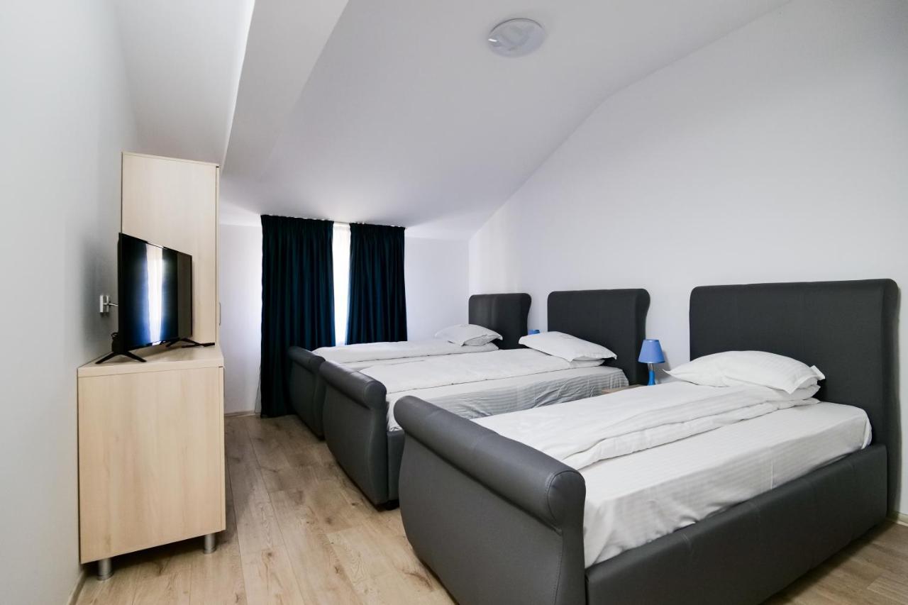 Hotel Ema&Zain Bukares Bagian luar foto