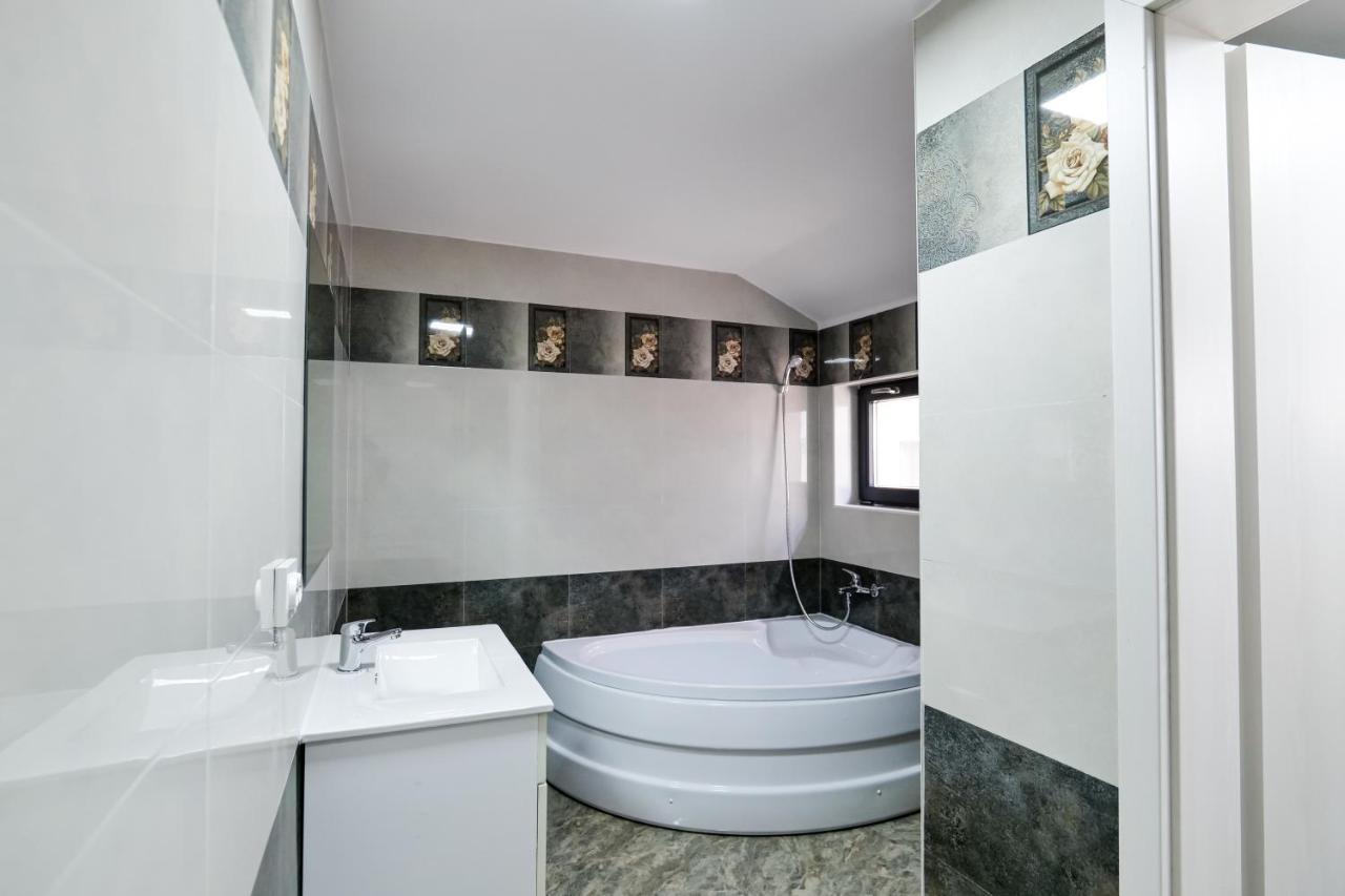 Hotel Ema&Zain Bukares Bagian luar foto