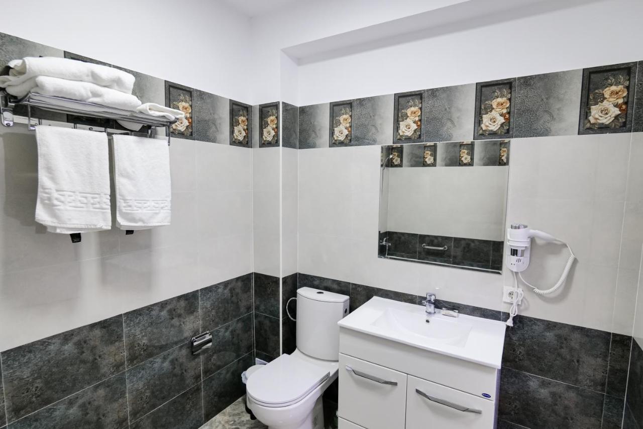Hotel Ema&Zain Bukares Bagian luar foto