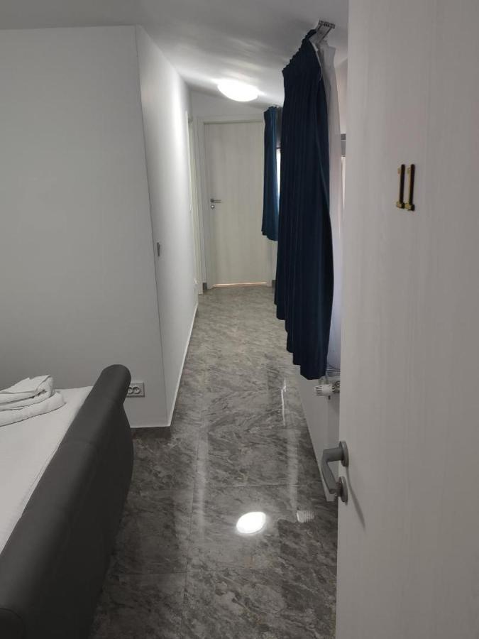 Hotel Ema&Zain Bukares Bagian luar foto