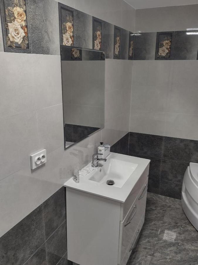 Hotel Ema&Zain Bukares Bagian luar foto