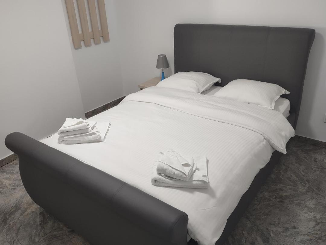 Hotel Ema&Zain Bukares Bagian luar foto